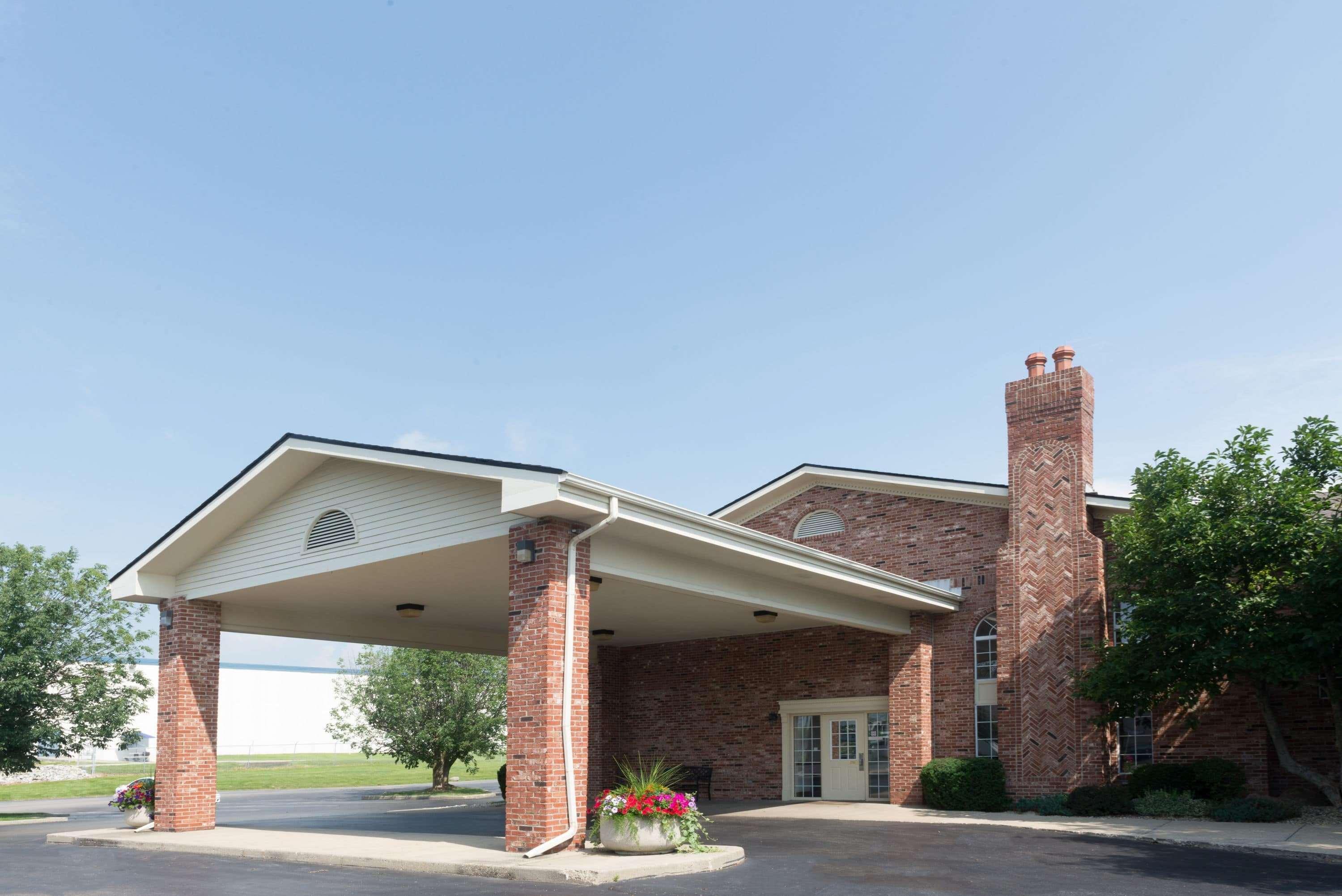 Super 8 By Wyndham Greenfield Exterior photo
