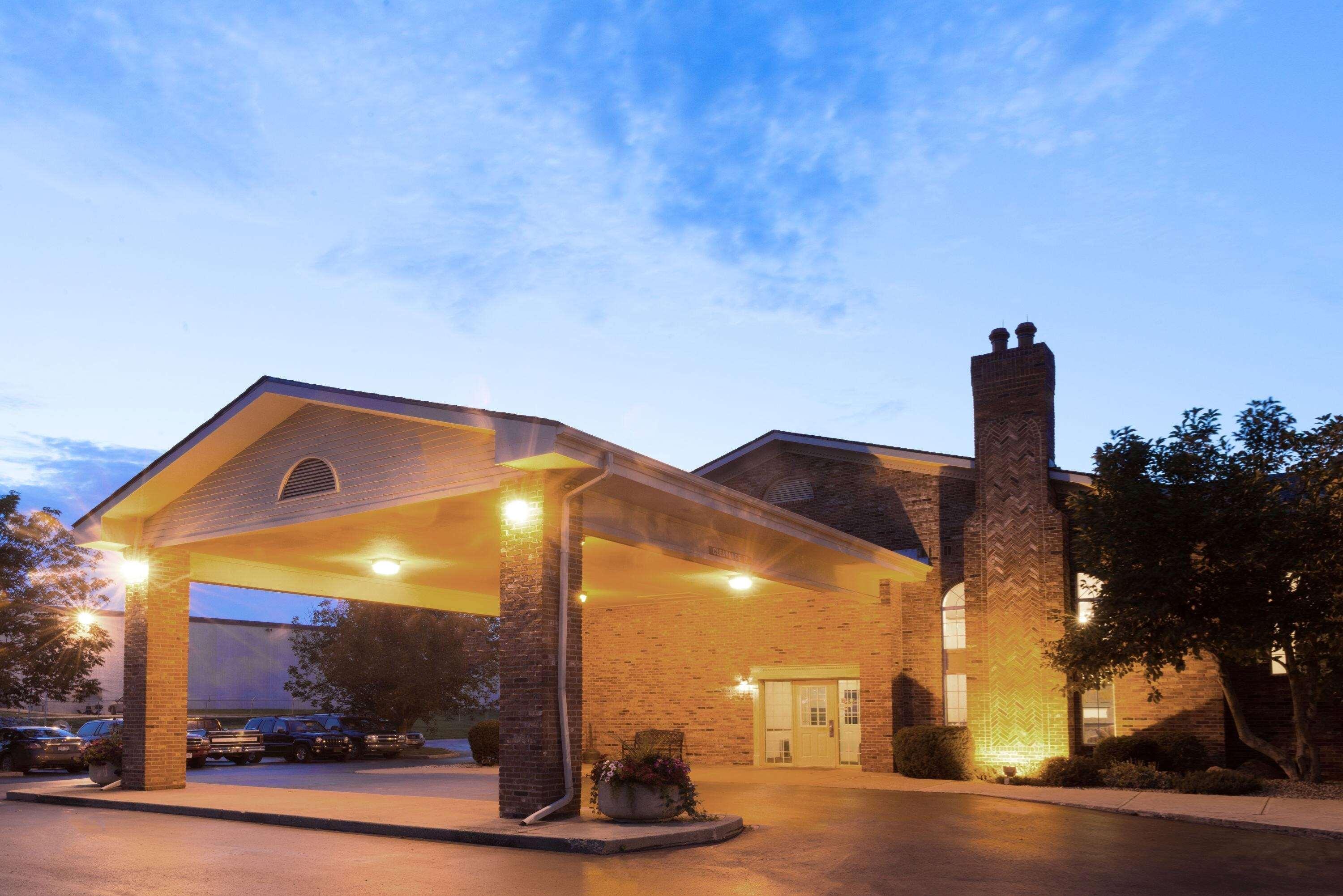 Super 8 By Wyndham Greenfield Exterior photo